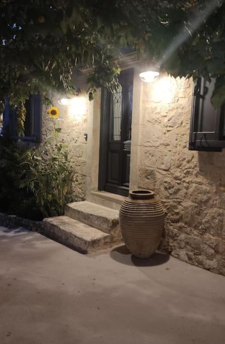 Villa Aiolia Kondoyenádha Exterior photo